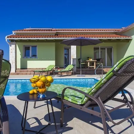Schoene Mit Privatem Pool Im Dorf Stokovci