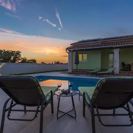 Casa de Férias Schoene Mit Privatem Pool Im Dorf Štokovci