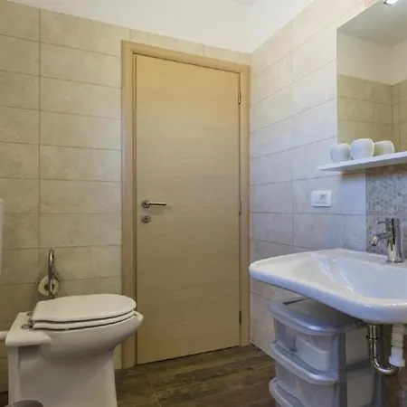Schoene Mit Privatem Pool Im Dorf *