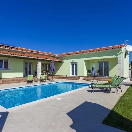 Schoene Mit Privatem Pool Im Dorf Štokovci