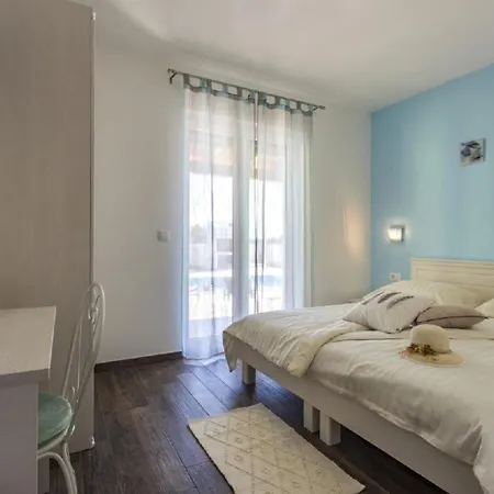 Schoene Mit Privatem Pool Im Dorf * Štokovci