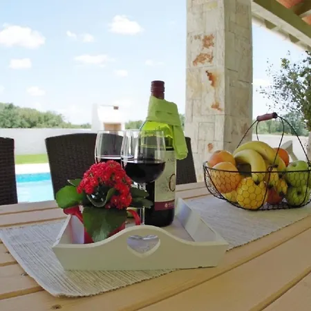 Schoene Mit Privatem Pool Im Dorf