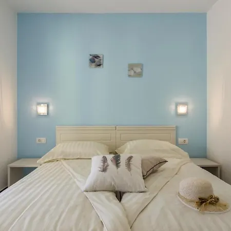 Holiday home Schoene Mit Privatem Pool Im Dorf