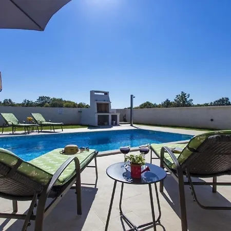 Schoene Mit Privatem Pool Im Dorf Holiday home *