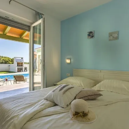 Schoene Mit Privatem Pool Im Dorf Casa de Férias Štokovci