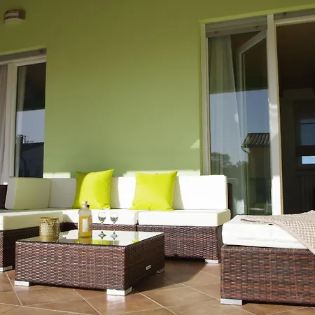 Schoene Mit Privatem Pool Im Dorf *