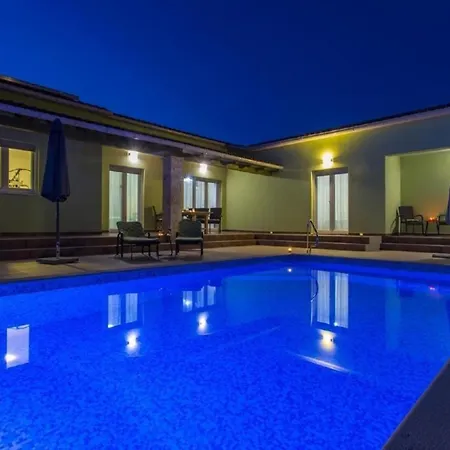Schoene Mit Privatem Pool Im Dorf * Štokovci