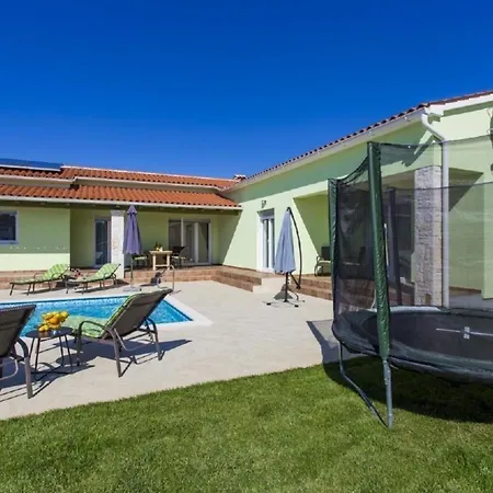Schoene Mit Privatem Pool Im Dorf