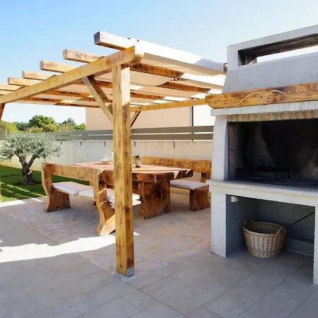 Holiday home Schoene Mit Privatem Pool Im Dorf *