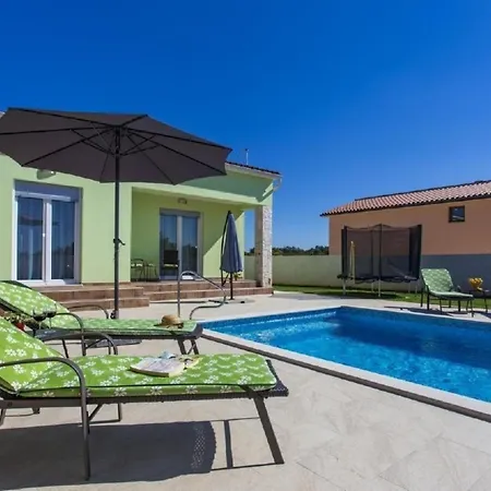 Schoene Mit Privatem Pool Im Dorf Štokovci