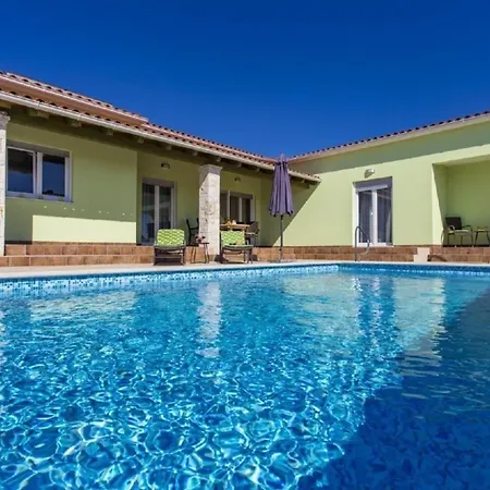 Schoene Mit Privatem Pool Im Dorf * Štokovci