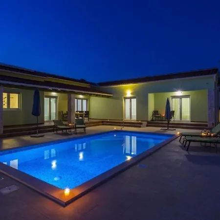 Schoene Mit Privatem Pool Im Dorf Ferienhaus