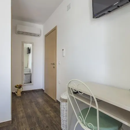 Schoene Mit Privatem Pool Im Dorf Prázdninový dům