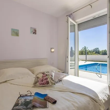 Ferienhaus Schoene Mit Privatem Pool Im Dorf
