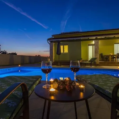 Schoene Mit Privatem Pool Im Dorf